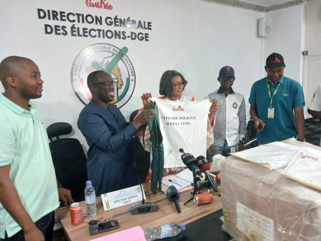 Modernisation de l’état civil : La DGE remet des gilets et t-shirts à l’ONECI